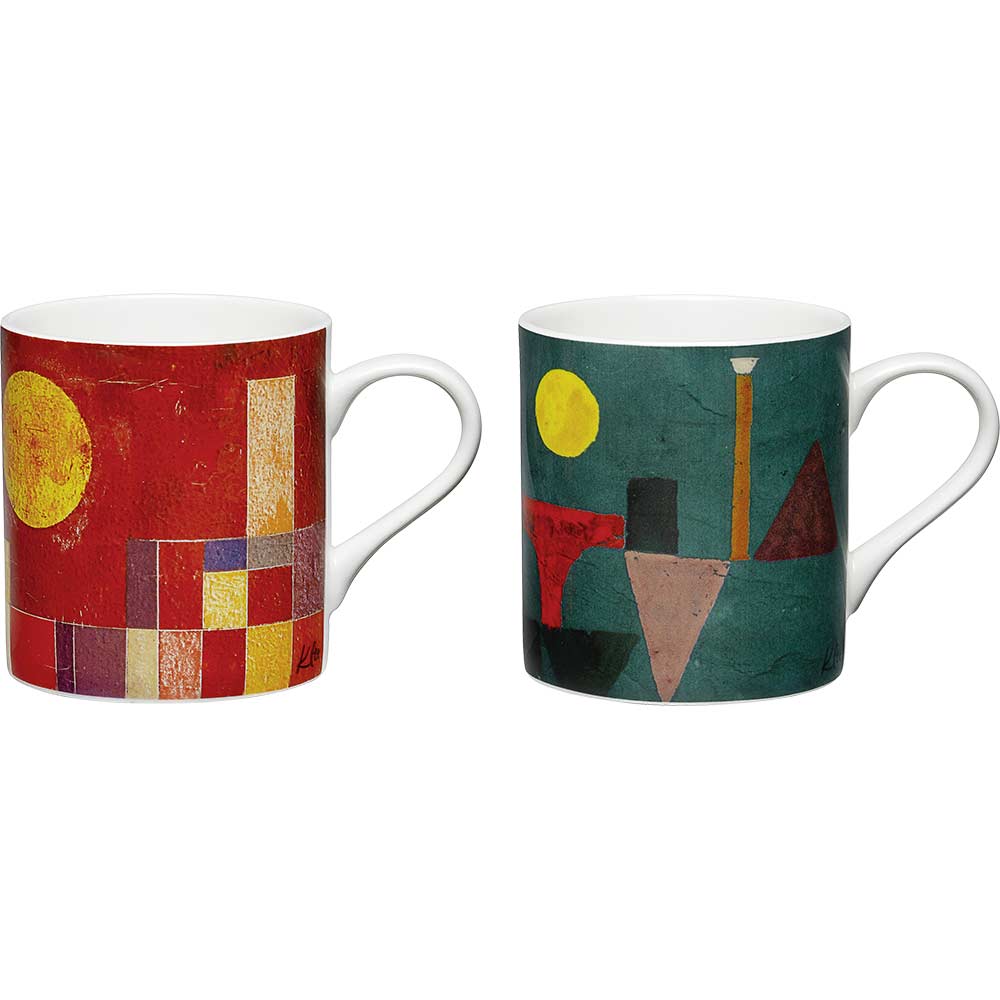 Zwei Tassen mit abstrakten geometrischen Mustern, eine rot und gelb, die andere grün mit Formen und einem gelben Kreis.