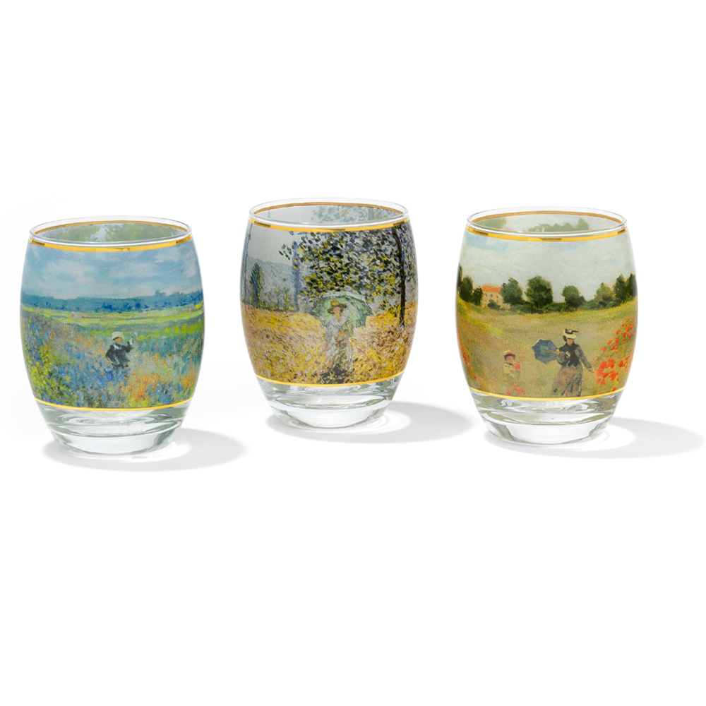Drei niedrige Gläser, verziert mit Landschaftsgemälden im impressionistischen Stil, die Menschen in der Natur zeigen.