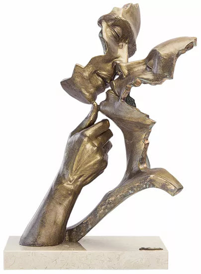 Die Skulptur „Vereint“ von Angeles Anglada ist ein abstraktes Kunstwerk aus Kunstguss-Steinoptik, das zwei Gesichter zeigt, die sich gerade küssen, wobei eine Hand ein Kinn berührt und auf einem Marmorsockel steht.