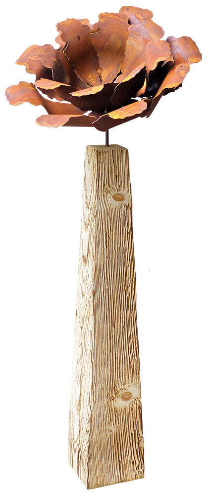 Metallische Blumenskulptur auf einem hohen, strukturierten Holzsockel, isoliert auf weißem Hintergrund.