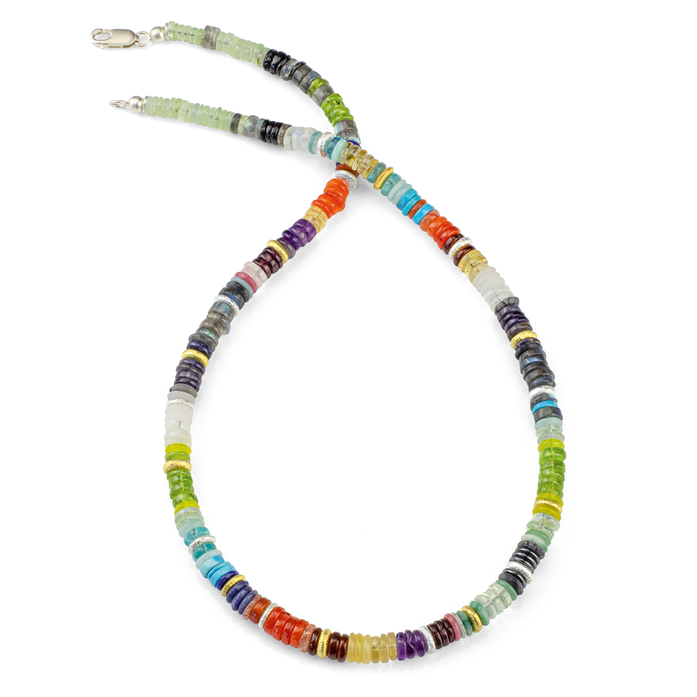 Bunte Perlenkette mit runden, flachen Perlen in verschiedenen Farbtönen und einem silbernen Verschluss.