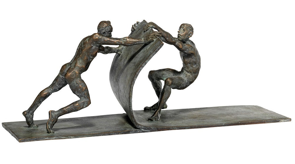 Bronzeskulptur zweier Figuren, die an einer gebogenen, aufrecht stehenden Barriere zwischen ihnen schieben und ziehen.