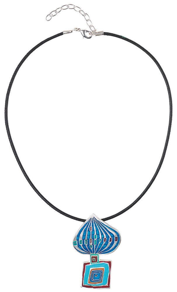 Eine schwarze Kordelkette mit einem blauen, kuppelförmigen und quadratischen geometrischen Anhänger in Rot, Blau und Grün.