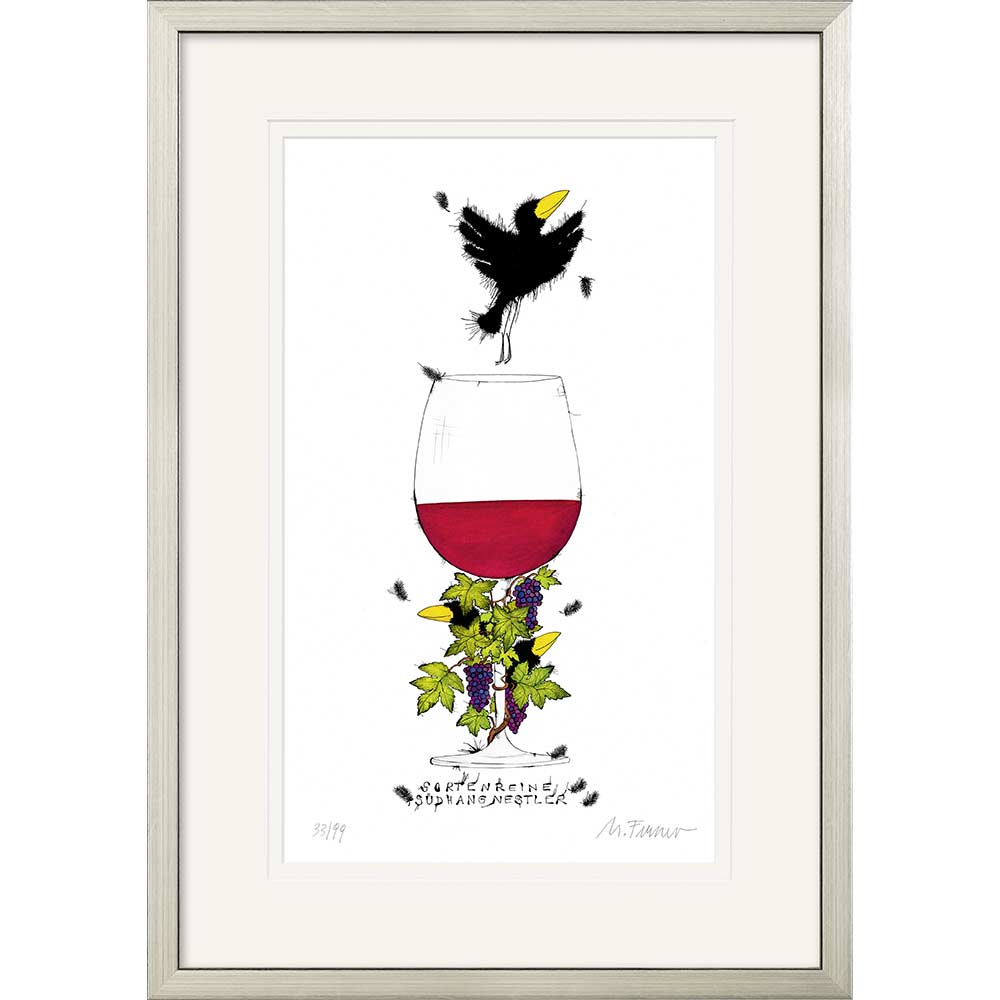 Ein schwarzer Vogel steht auf einem Glas Rotwein, umgeben von Trauben und Blättern, in einem weißen Rahmen.