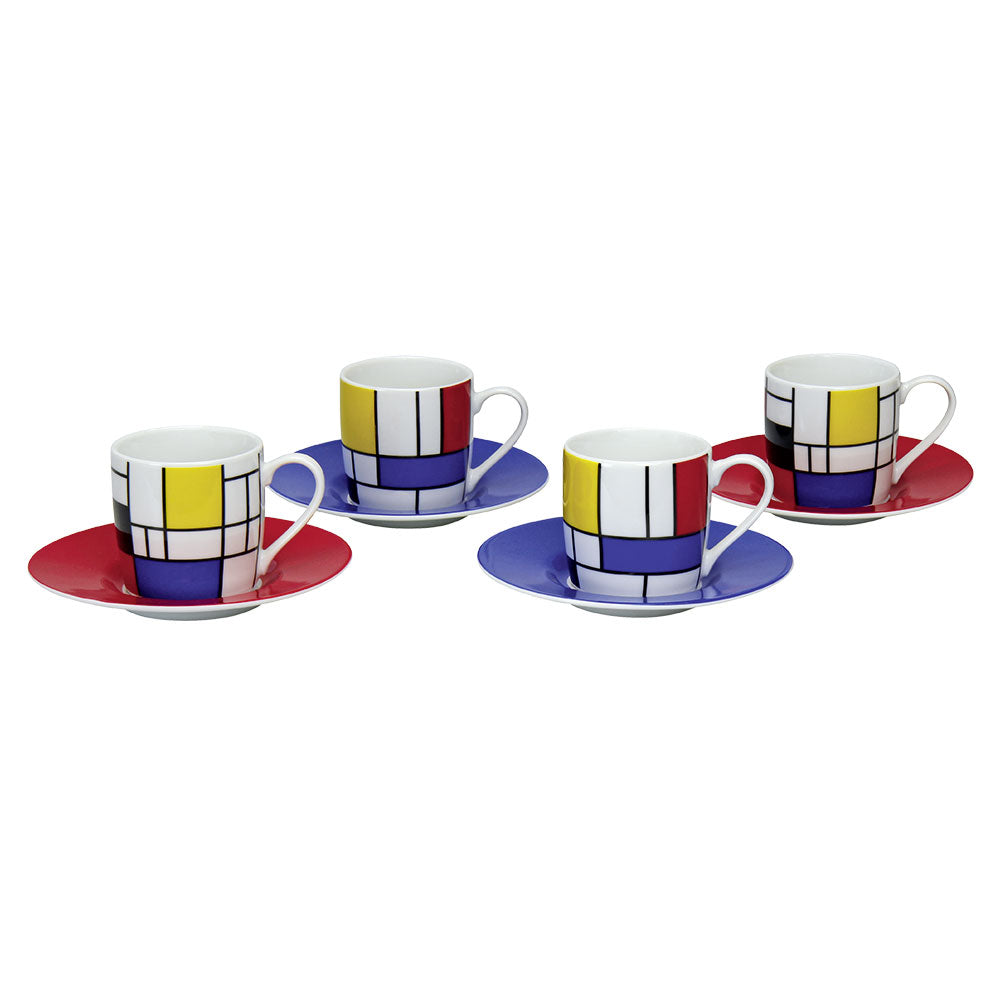 Vier Kaffeetassen mit Mustern im Mondrian-Stil und dazu passende rote und blaue Untertassen, paarweise angeordnet.