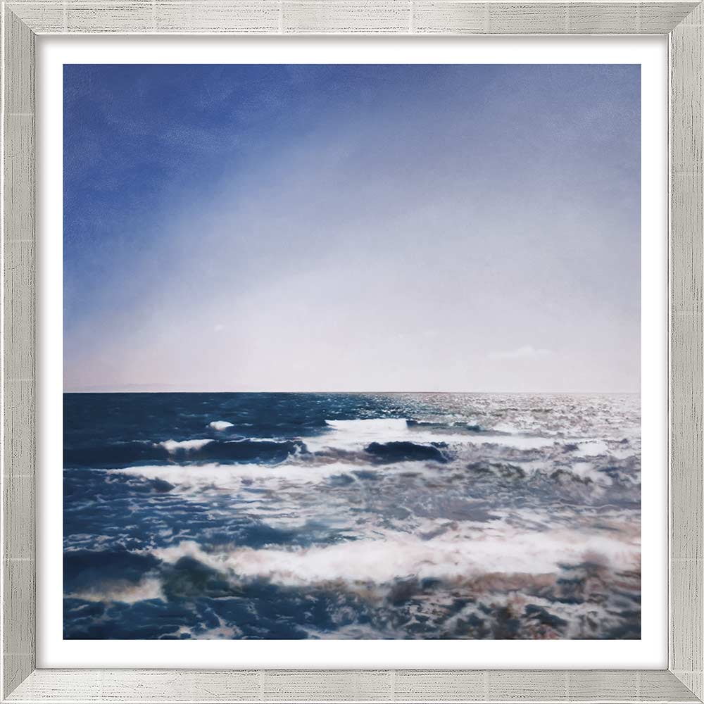 Gerahmtes Gemälde von Meereswellen unter einem klaren, blauen Himmel mit Sonnenlicht, das sich im Wasser spiegelt.