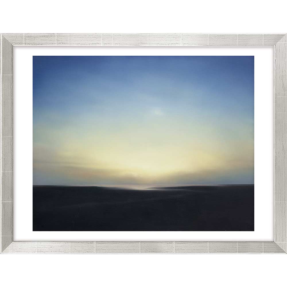 Gerahmtes Kunstwerk einer ruhigen Landschaft mit einem sanften Sonnenaufgang oder Sonnenuntergang über dunklen Hügeln und einem blau-gelben Himmel.