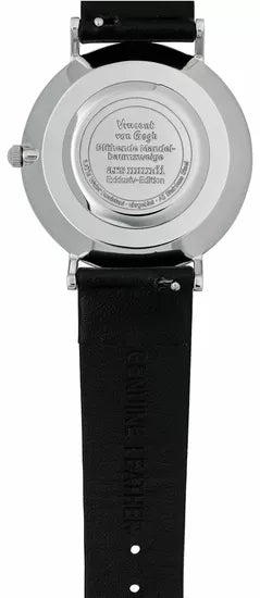 Rückansicht einer Armbanduhr mit schwarzem Lederarmband und eingraviertem Text auf dem Metallgehäuse.
