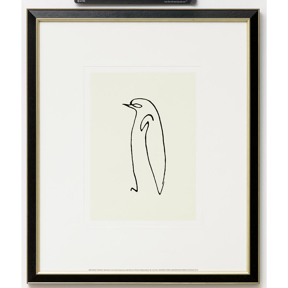 Minimalistische Strichzeichnung eines stehenden Pinguins, gerahmt mit einer weißen Matte und einem schwarzen Rahmen.