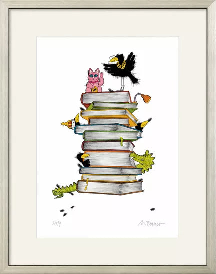 Ein Stapel Bücher aus Michael Ferners gerahmtem Kunstwerk „Corvus Libri“ (2021), aus dem Comic-Tiere wie eine Katze, ein Vogel, ein Krokodil und Mäuse hervorschauen.