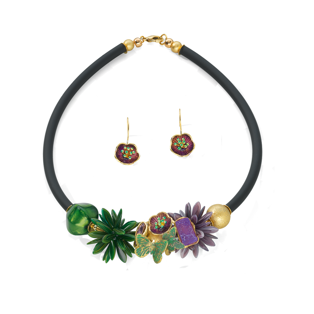 Halskette und Ohrringe mit Blumenmotiv, bunten Perlen und goldenen Akzenten auf einer schwarzen Kordel.
