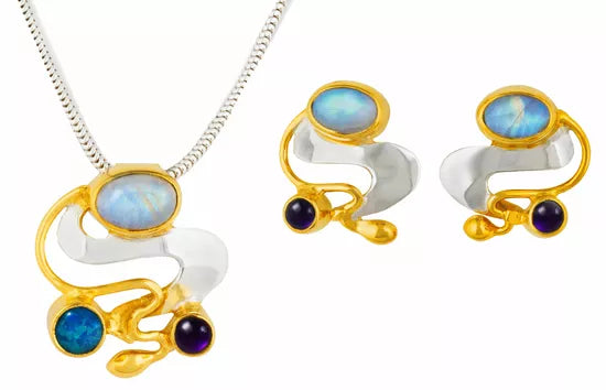 Das Schmuckset „Les Lumières de Monet“ umfasst Gold- und Silberschmuck, der mit opalartigen und dunklen runden Steinen verziert ist, darunter eine Halskette und Ohrringe.
