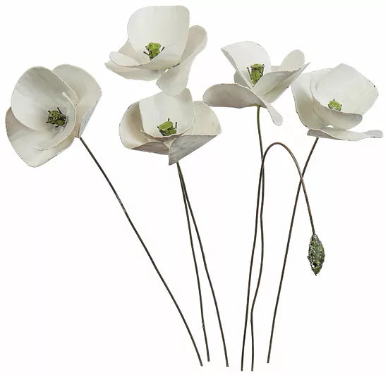 Das 6-teilige Gartenstecker-Blumenset „Weißer Mohn“ besteht aus sechs weißen Mohnblüten aus Metall mit dünnen Stielen und grüner Mitte, die auf einem schlichten weißen Hintergrund dargestellt sind.