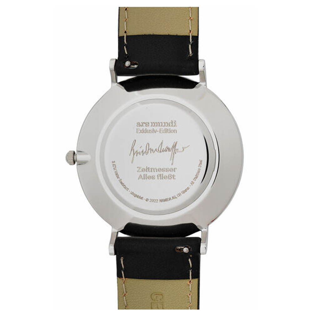 Rückseite einer Armbanduhr mit eingraviertem Text, Signatur und schwarzem Lederarmband mit beigem Futter.