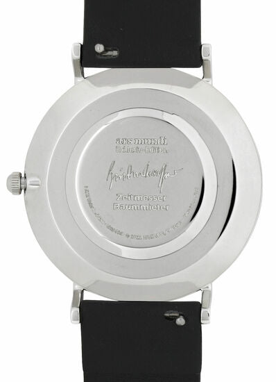 Rückseite einer Armbanduhr mit eingraviertem Text, einem Metallgehäuse und einem schwarzen Lederarmband.