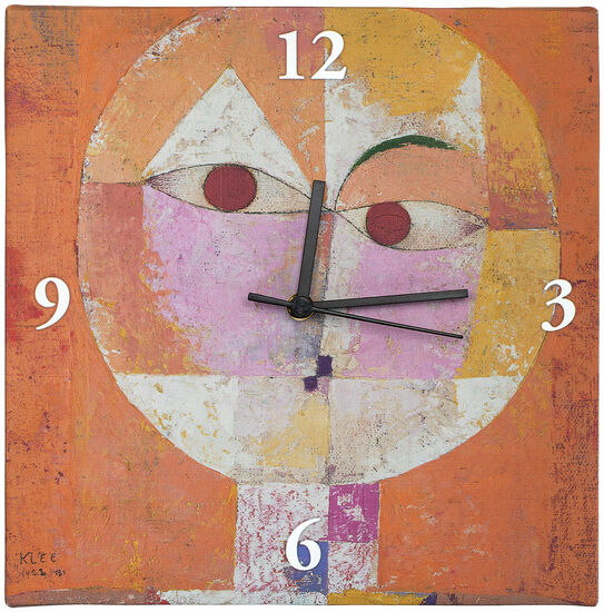 Quadratische Wanduhr mit abstraktem Zifferblattdesign in warmen Farben; große weiße Zahlen bei 12, 3, 6 und 9.