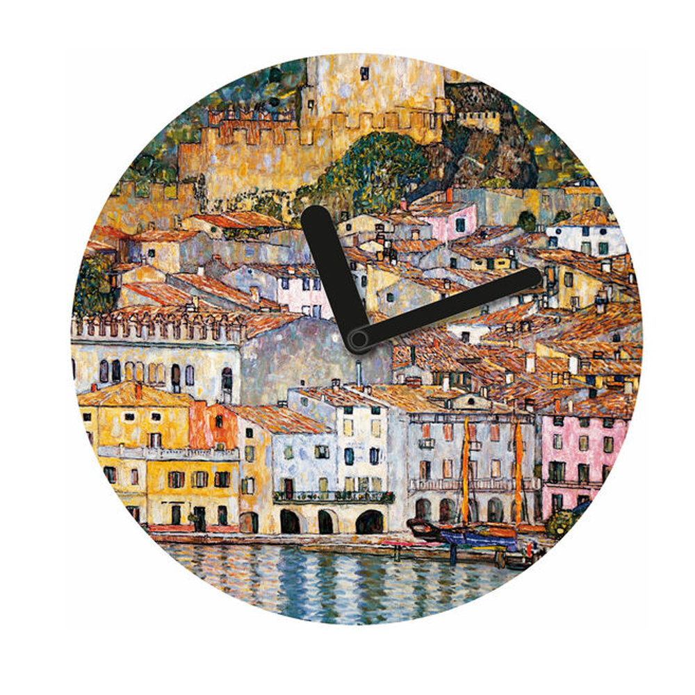 Runde Wanduhr mit Zeigern über einem farbenfrohen Gemälde einer Küstenstadt und spiegelndem Wasser.