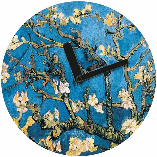 Runde Uhr mit Van Goghs Gemälde „Mandelblüte“ mit schwarzen Stunden- und Minutenzeigern.