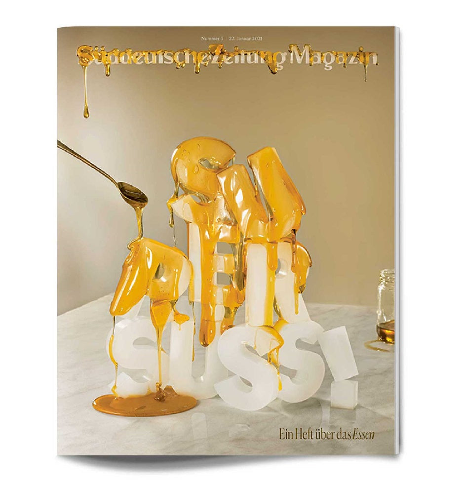 Weiße Blockbuchstaben mit dem Schriftzug SÜSS! sind mit goldenem Honig bedeckt, und ein Löffel schüttet von oben Honig aus.