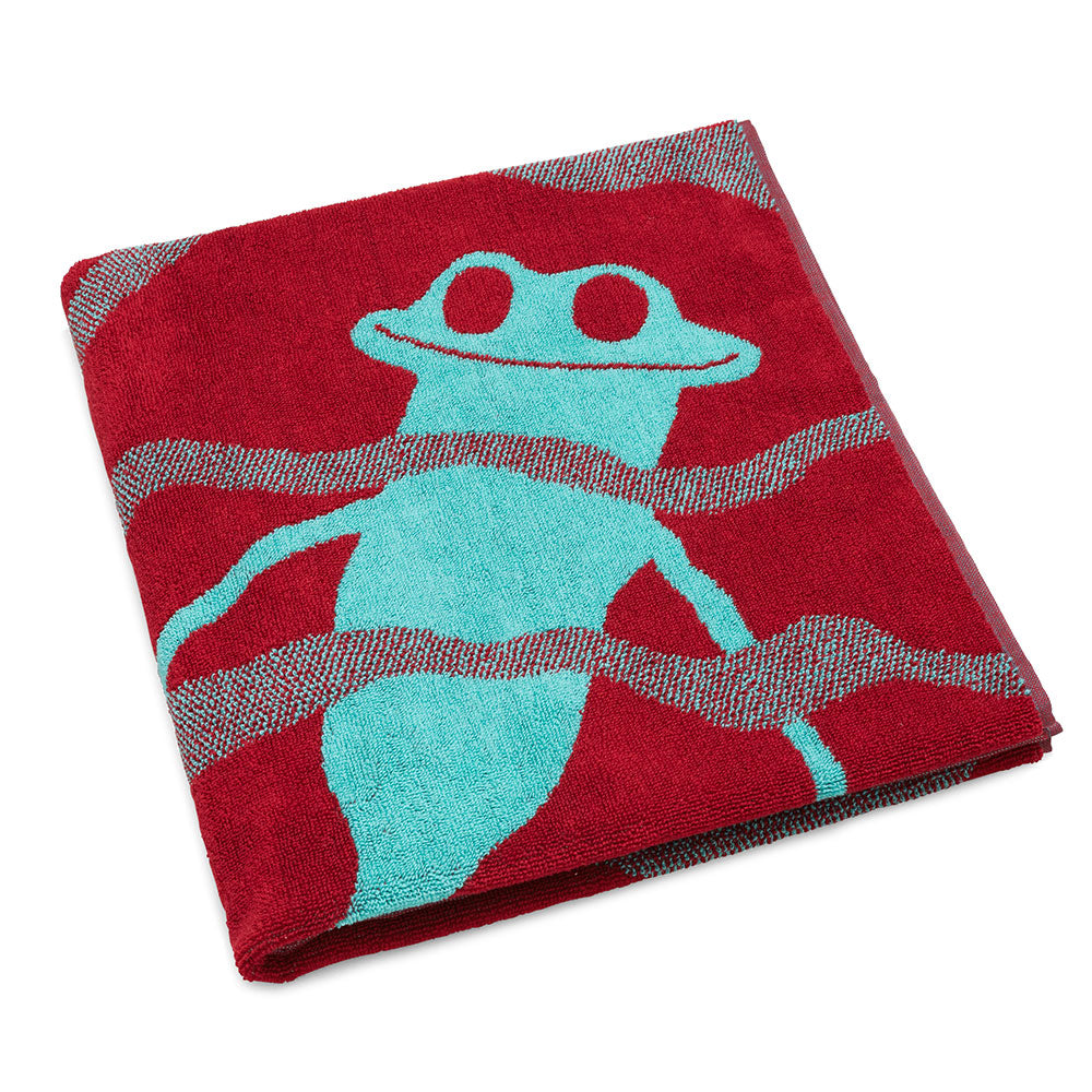 Ein gefaltetes rotes Handtuch mit türkisfarbenem Froschdesign und Wellenlinien.