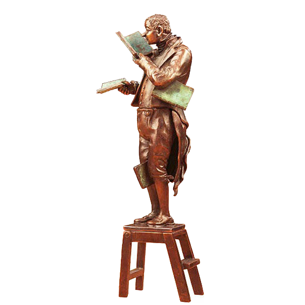 Bronzestatue eines Mannes, der auf einem Hocker steht, liest und mehrere Bücher in der Hand hält, wobei sich ein Buch in der Nähe seines Gesichts befindet.