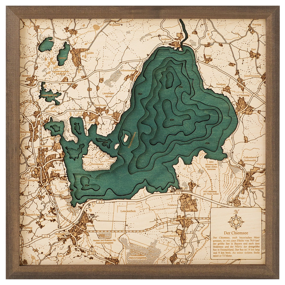 Hölzerne topografische Karte eines Sees mit umliegenden Straßen und Städten, dargestellt in einem braunen Rahmen.