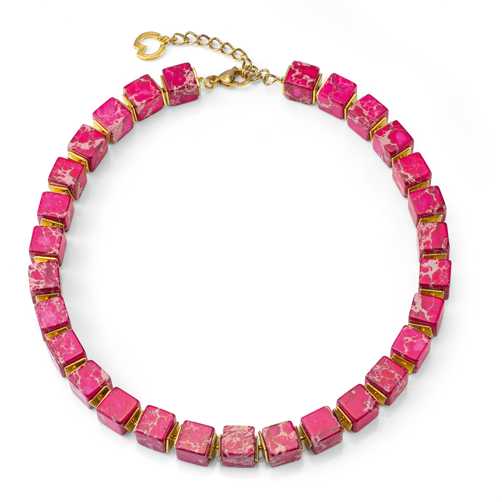 Halskette aus rosa marmoriertem quadratischem Stein mit goldenen Akzenten und verstellbarem Goldverschluss auf weißem Hintergrund.