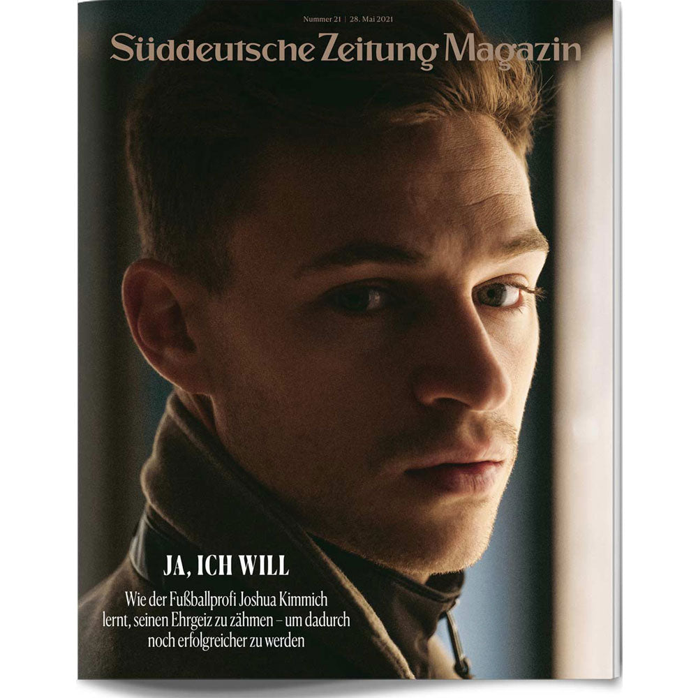 Nahaufnahme eines Mannes, der über die Schulter schaut, auf dem Titelbild des Süddeutsche Zeitung Magazins.