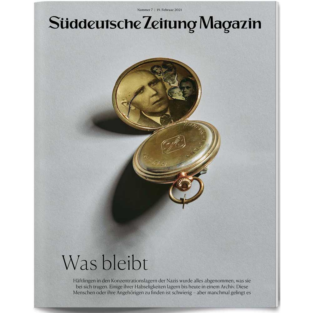 Ein goldenes Medaillon mit alten Fotografien im Inneren, die einen Schatten auf einen weißen Hintergrund werfen; Titelseite einer Zeitschrift.