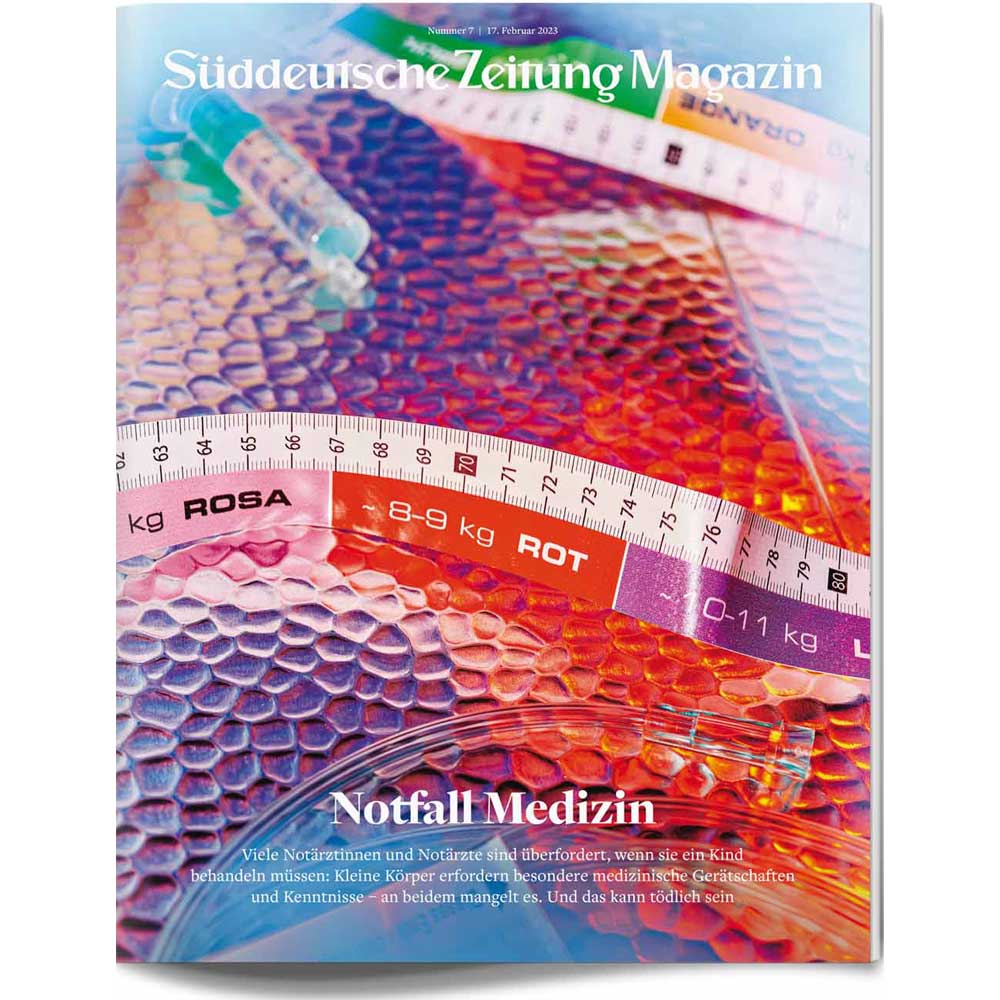 Bunte Spritzen und Maßbänder auf einer strukturierten Oberfläche, Titelseite des Süddeutsche Zeitung Magazins.