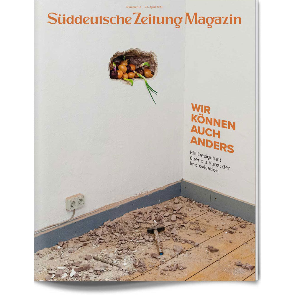 Eine Wand mit einem mit Zwiebeln gefüllten Loch, Schutt auf dem Boden und ein Text aus dem Süddeutsche Zeitung Magazin.