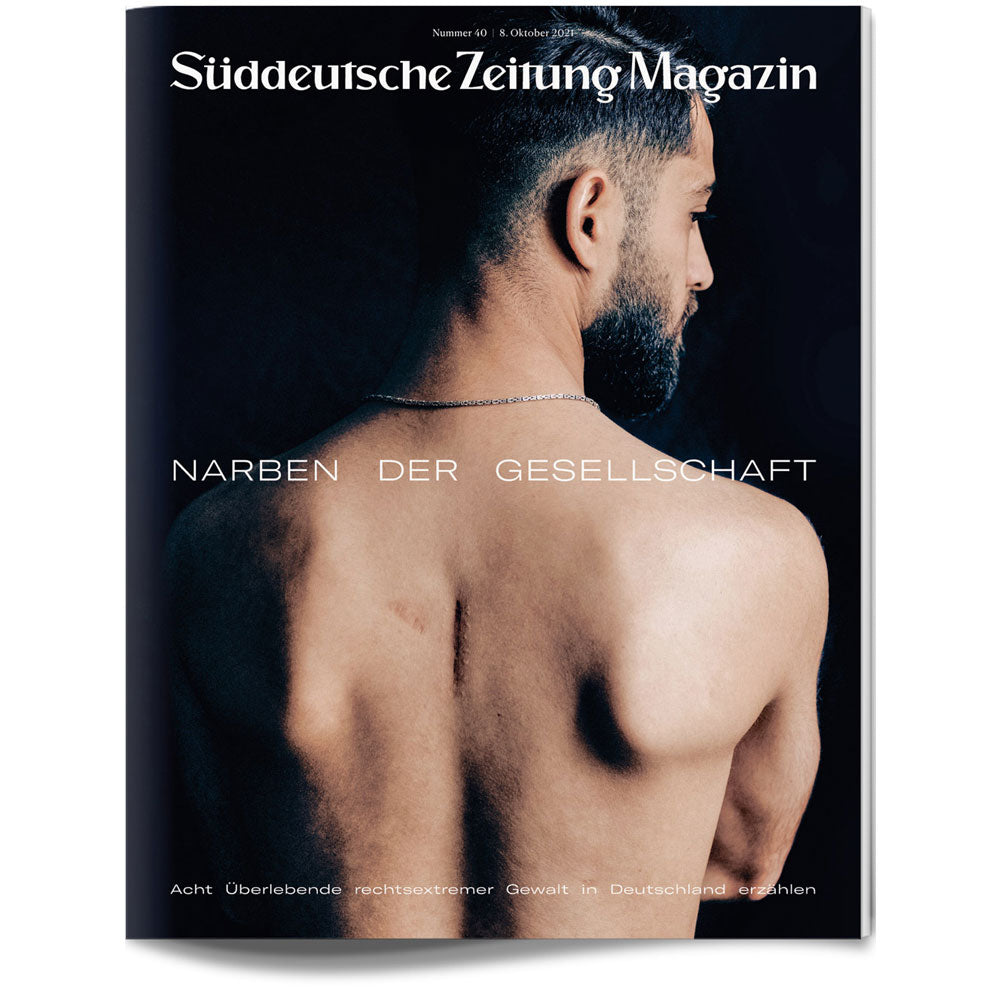 Ein Mann mit Narben auf dem nackten Rücken schaut weg; auf dem Titelbild der Zeitschrift steht Narben der Gesellschaft.