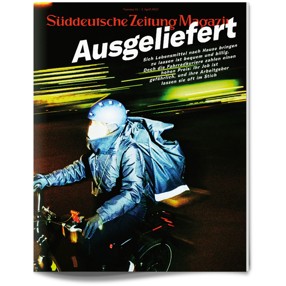 Ein Lieferfahrer in blauer Kleidung fährt nachts auf einem Motorroller; ein deutscher Text bedeckt die Titelseite des Magazins.