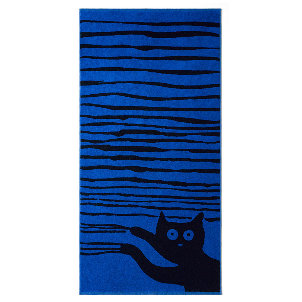 Blaues Handtuch mit schwarzen Querstreifen und einer verspielten schwarzen Katze, die in der unteren rechten Ecke nach oben greift.