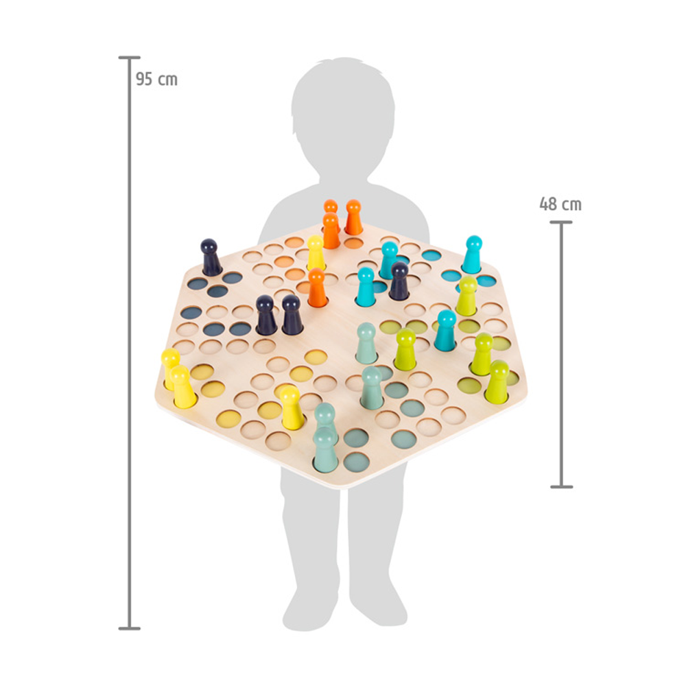 Kindersilhouette hält ein großes Ludo für 6 Spieler-Brettspiel mit bunten Stiften; Abmessungen: 95x48 cm.