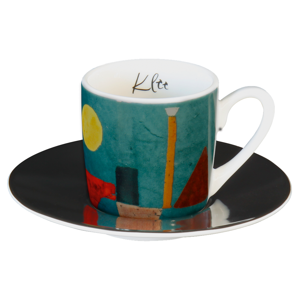 Weiße Kaffeetasse mit farbenfroher abstrakter Kunst und Klee-Text, auf einer glänzenden schwarzen Untertasse.