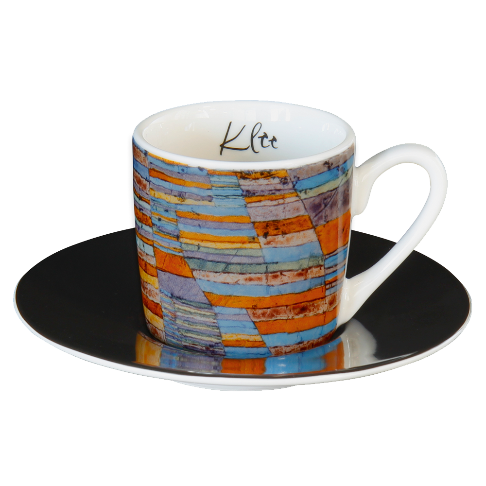 Bunt gemusterte Kaffeetasse mit Klee-Text, auf einer schlichten schwarzen Untertasse, weißer Hintergrund.