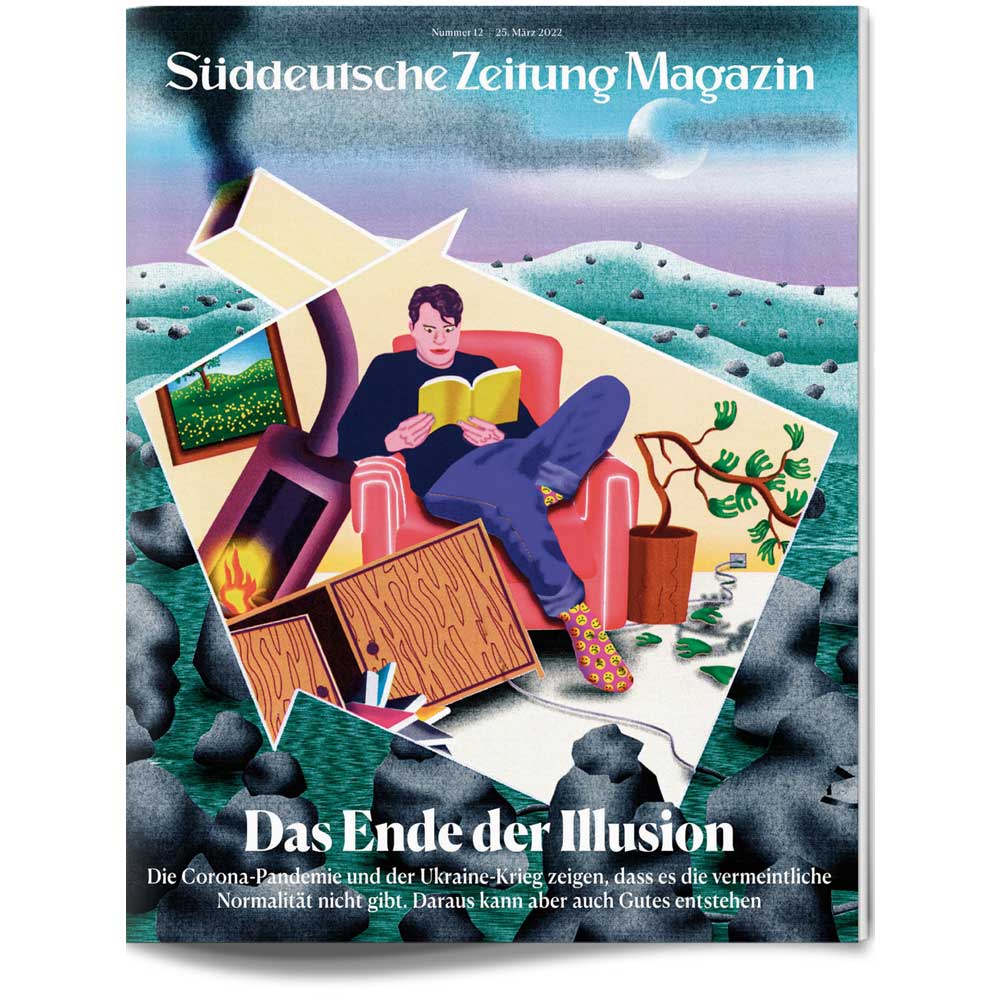 Ein Mann liest in einem Sessel am Kamin, während draußen ein Fenster zerbrochen ist und Schnee liegt.
