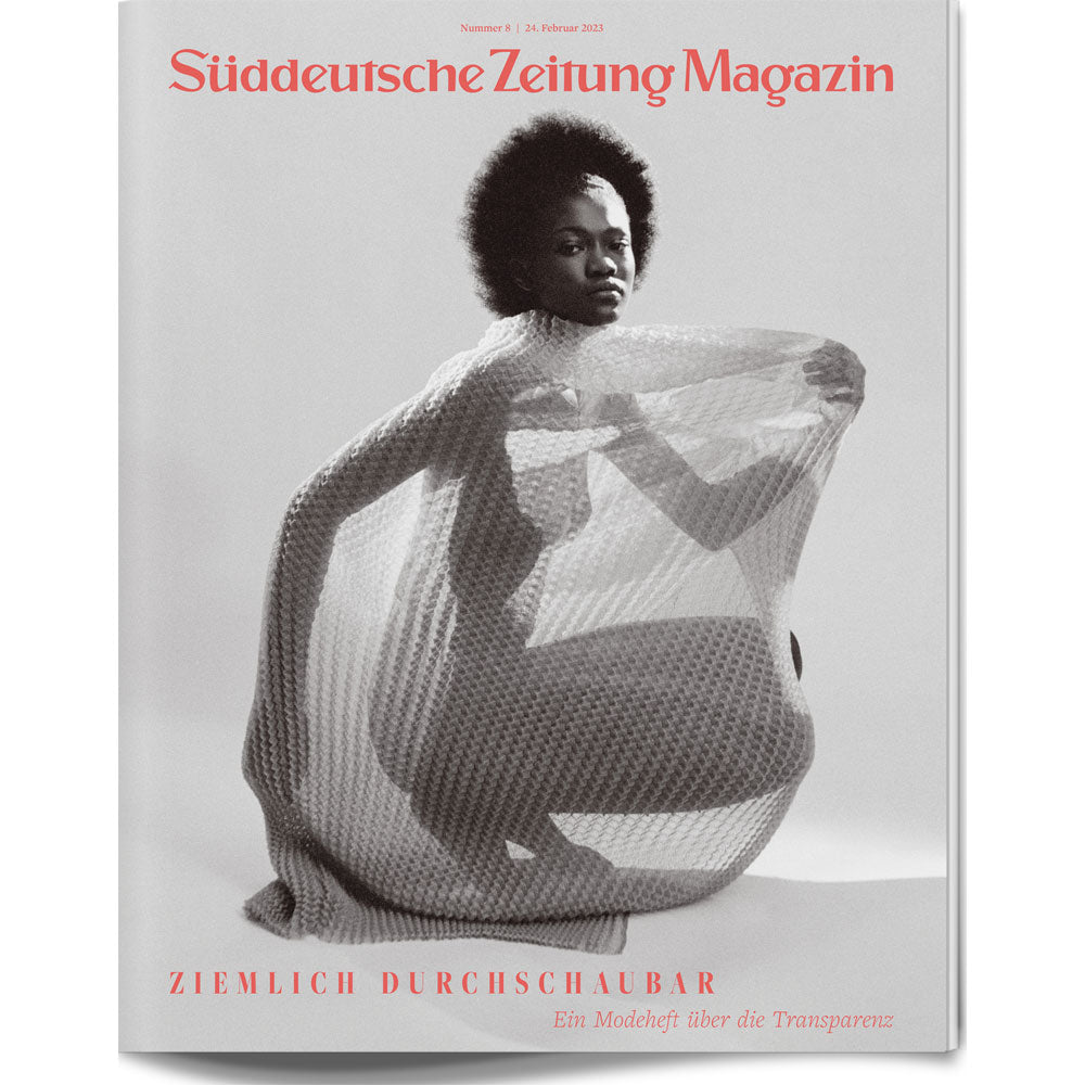 Auf der Titelseite des Süddeutsche Zeitung Magazins kniet eine Frau, die in ein durchsichtiges Netzgewebe gehüllt ist.