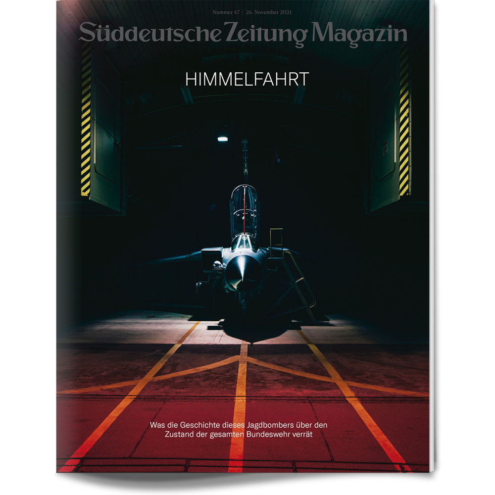 Ein Düsenjäger in einem schwach beleuchteten Hangar auf dem Cover des Süddeutsche Zeitung Magazins mit dem Titel HIMMELFAHRT.