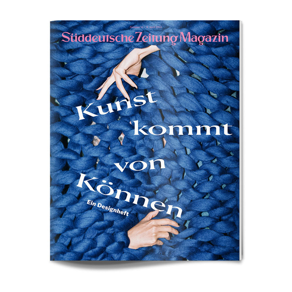Zeitschriftenumschlag mit Händen, die aus einem dicken blauen Webstoff herausragen, überlagert mit deutschem Text in Weiß.