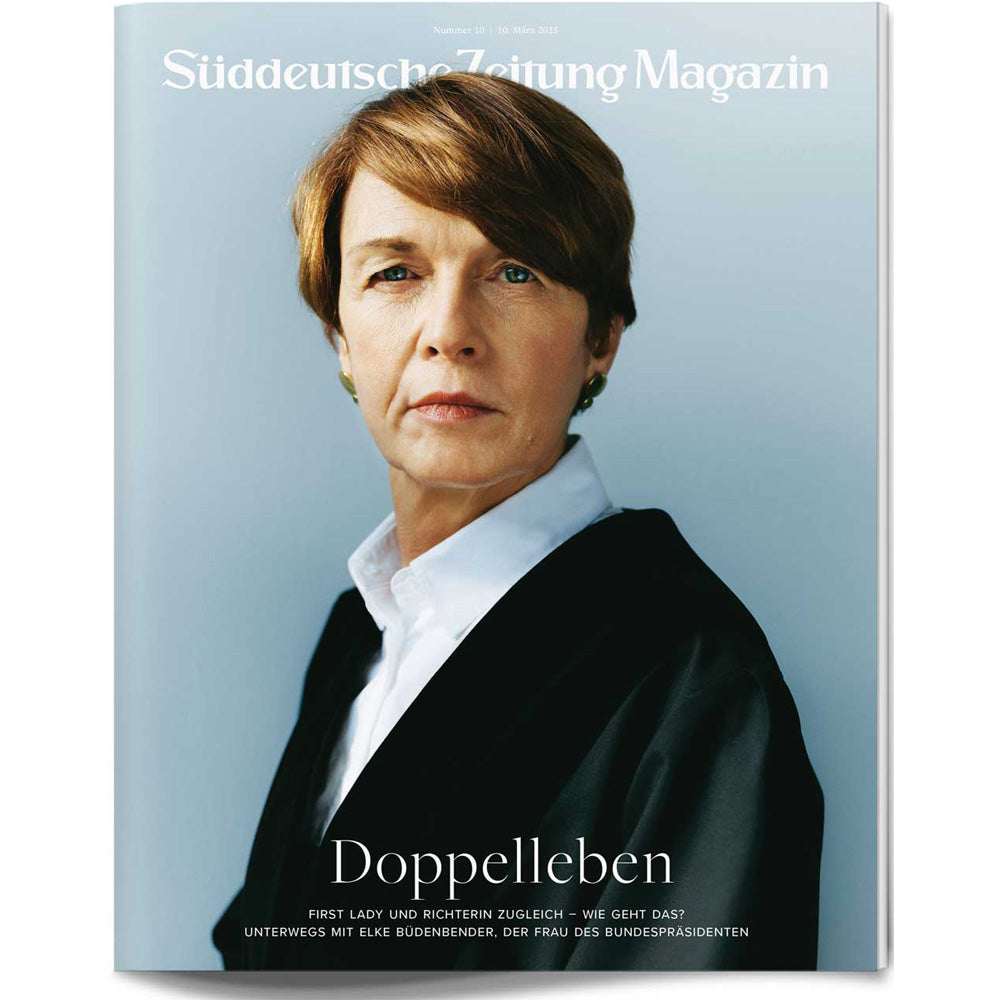 Titelbild einer Zeitschrift mit einer ernsten Frau in formeller Kleidung auf hellblauem Hintergrund mit dem Titel Doppelleben.