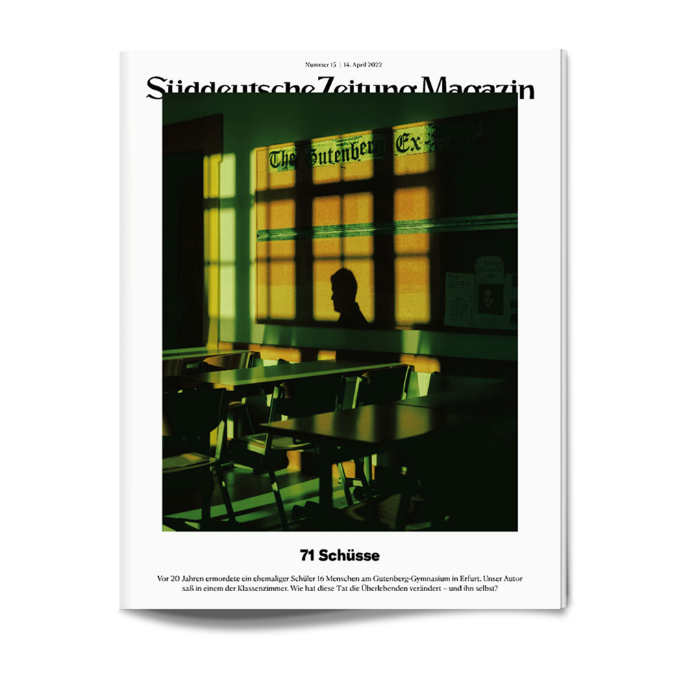 Ein schwach beleuchteter, leerer Klassenraum mit Stühlen und Tischen, das Sonnenlicht wirft Schatten durch ein Fenster.