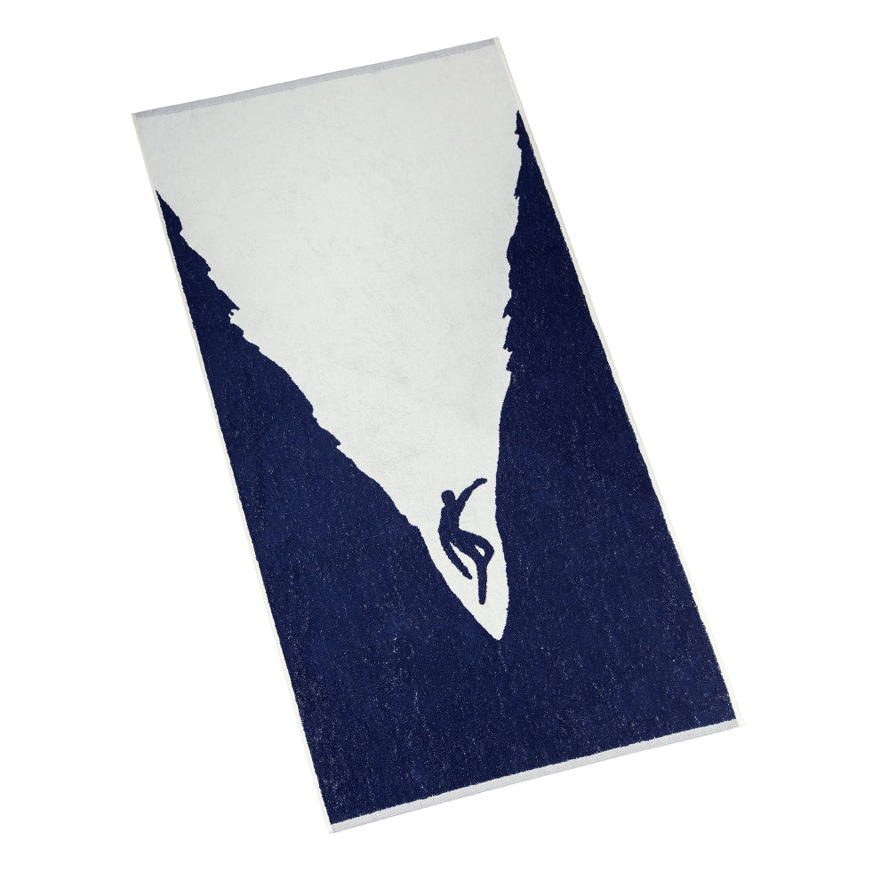 Ein Handtuch mit dem Motiv einer Person, die zwischen zwei marineblauen Klippen auf weißem Hintergrund klettert.