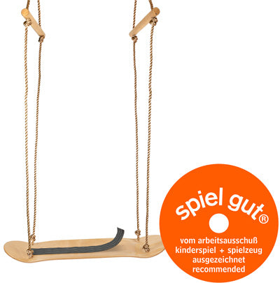 Skateboard-Schaukel: Holzschaukelsitz mit Seilgriffen und einem orangefarbenen Spielgut-Spielzeugempfehlungsabzeichen in der Ecke.