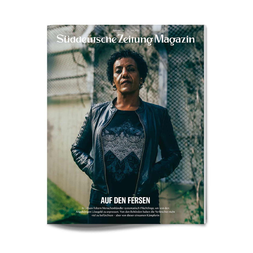 Auf dem Titelbild des Süddeutsche Zeitung Magazins steht eine Person in einer Lederjacke draußen an einem Zaun.