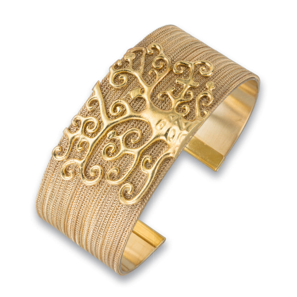 Breites goldenes Armreifarmband mit einem aufwendigen erhabenen Baumdesign auf strukturiertem Hintergrund.