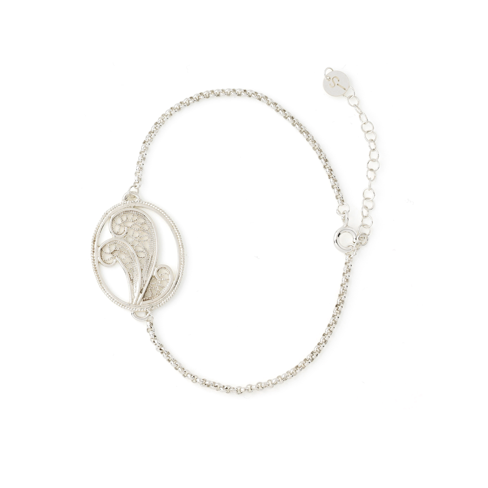 Zartes Silberarmband mit ovalem, filigranem Mittelstück und verstellbarem Kettenverschluss.