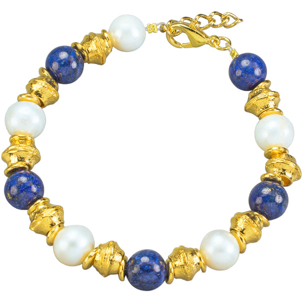 Goldenes Armband mit blauen und weißen Perlen, perlenartigen Details und goldenem Verschluss auf weißem Hintergrund.