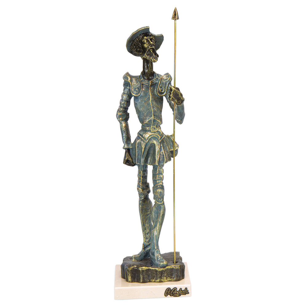 Bronzestatue von Don Quijote mit einem Speer in der Hand, auf einem rechteckigen Marmorsockel stehend.